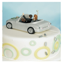 Невеста и жених в машине фигурка свадебный торт Топпер
